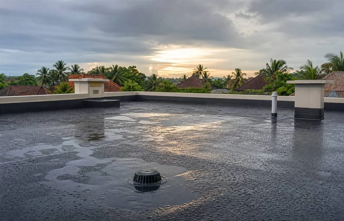 Ilustrasi permukaan rooftop dengan lapisan waterproofing setelah hujan